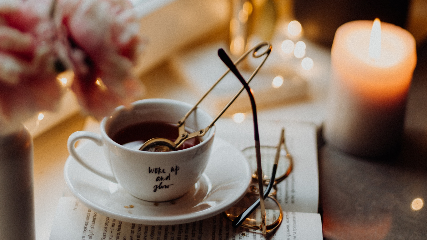 Tasse à Thé en Céramique Blanche Sur Soucoupe Avec Cuillère en Argent. Wallpaper in 1366x768 Resolution
