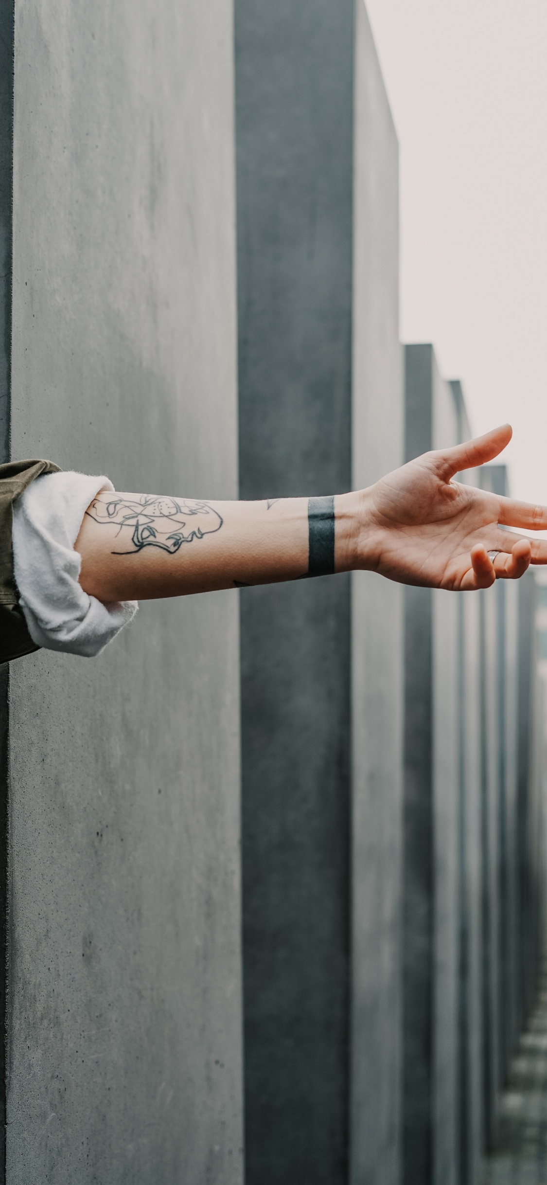 Person in Braunem Langarmhemd Mit Brauner Lederarmbanduhr. Wallpaper in 1125x2436 Resolution