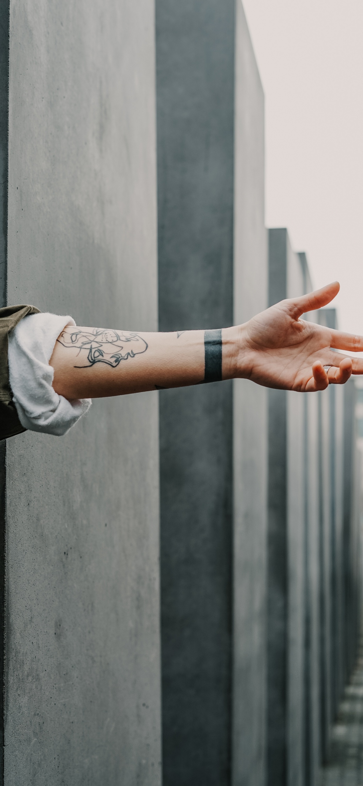 Person in Braunem Langarmhemd Mit Brauner Lederarmbanduhr. Wallpaper in 1242x2688 Resolution