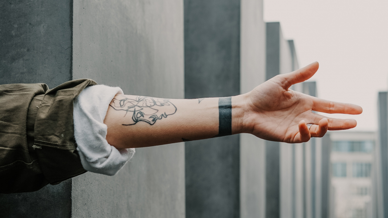Person in Brown Long Sleeve Shirt With Brown Leather Strap Watch. Wallpaper in 1280x720 Resolution