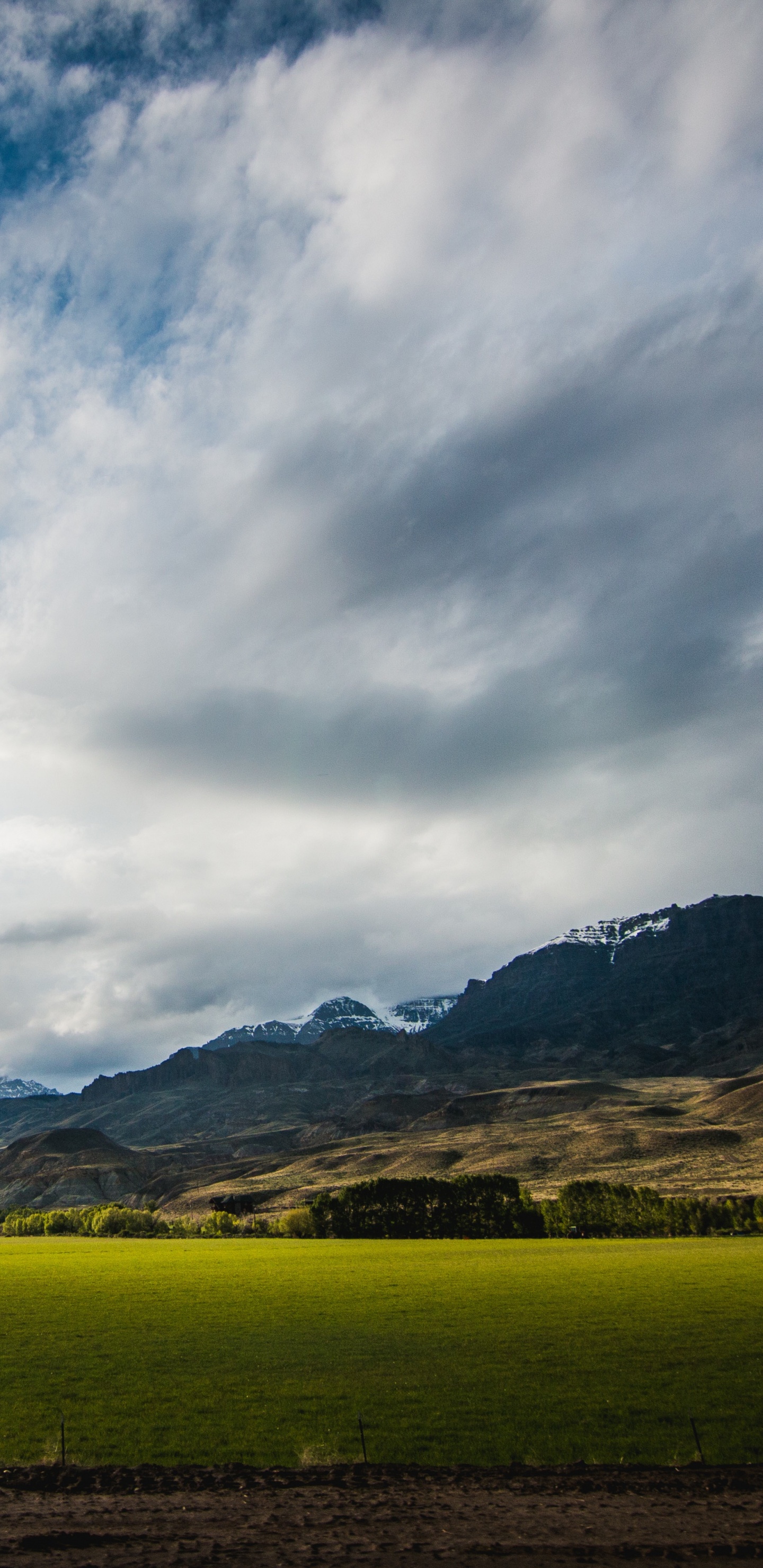 Grüne Wiese in Der Nähe Von Braunem Berg Unter Weißen Wolken Und Blauem Himmel Tagsüber Sky. Wallpaper in 1440x2960 Resolution