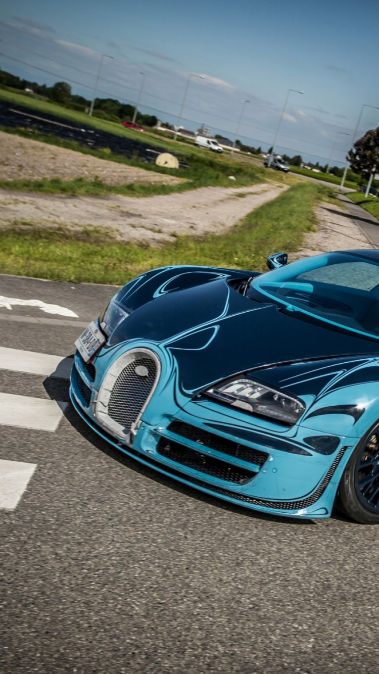 Blue Ferrari 458 Italia Tagsüber Unterwegs. Wallpaper in 750x1334 Resolution