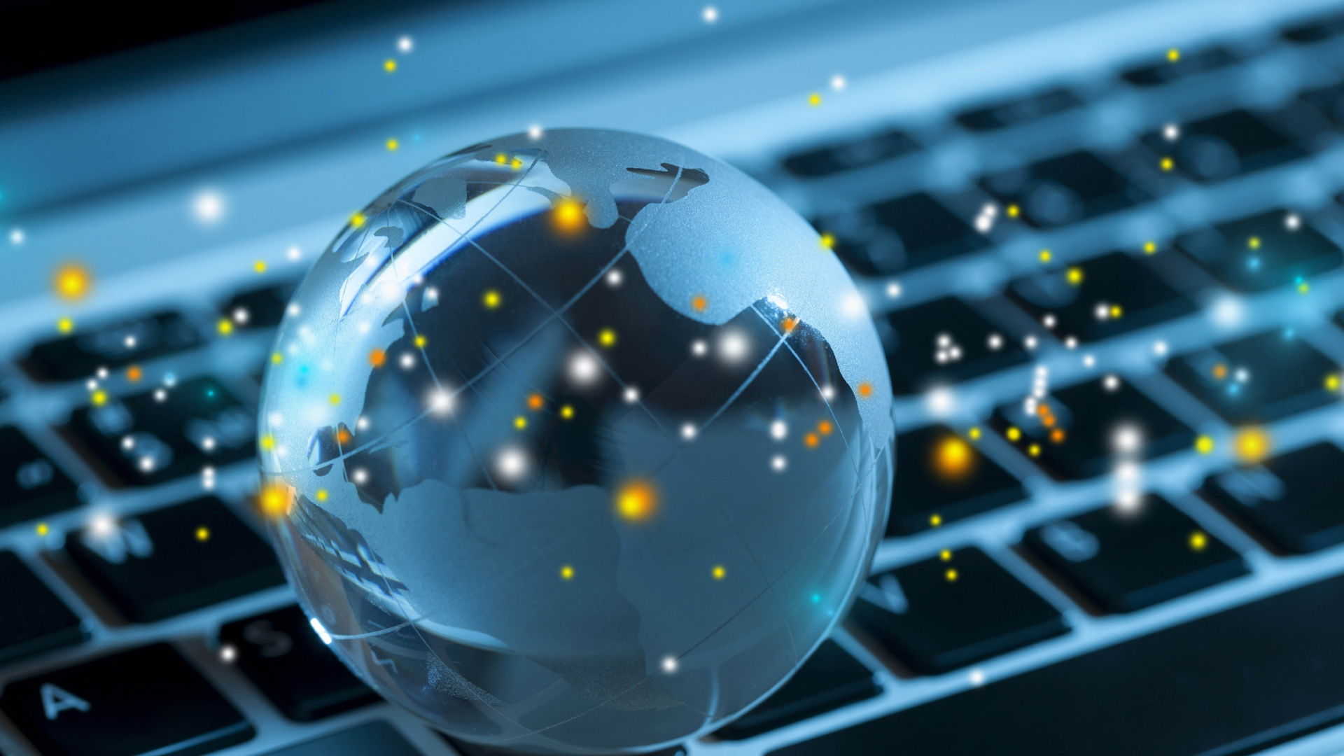 Klare Glaskugel Auf Schwarz-Weiß-Laptop-Computer. Wallpaper in 1920x1080 Resolution