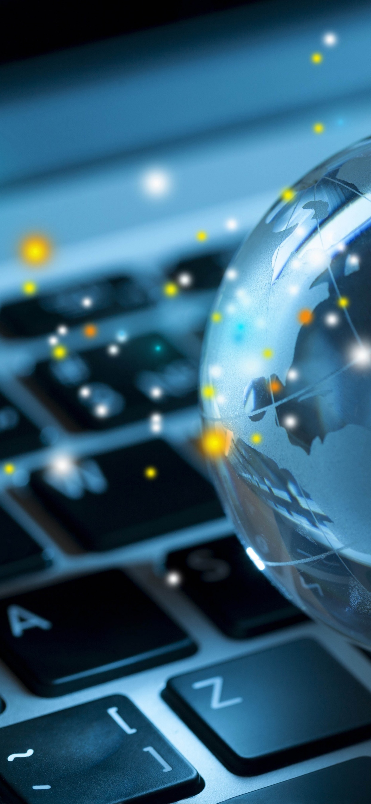 Boule de Verre Clair Sur Ordinateur Portable Noir et Blanc. Wallpaper in 1242x2688 Resolution