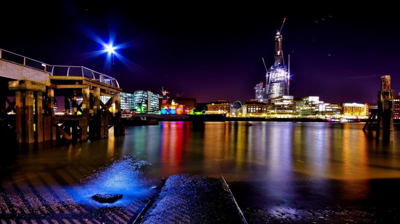 Plan D'eau Près Des Bâtiments de la Ville Pendant la Nuit. Wallpaper in 1366x768 Resolution