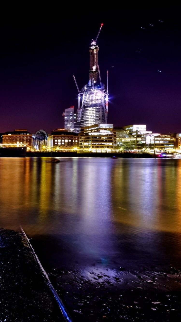 Cuerpo de Agua Cerca de Los Edificios de la Ciudad Durante la Noche. Wallpaper in 750x1334 Resolution