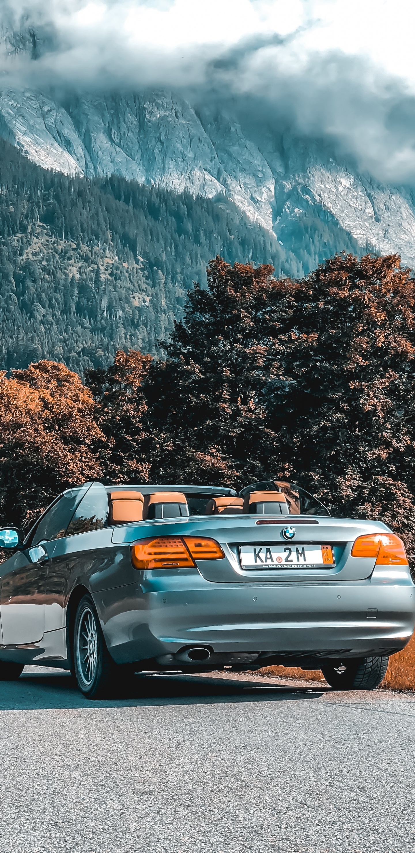 Silberne Limousine Auf Grauer Asphaltstraße Tagsüber. Wallpaper in 1440x2960 Resolution