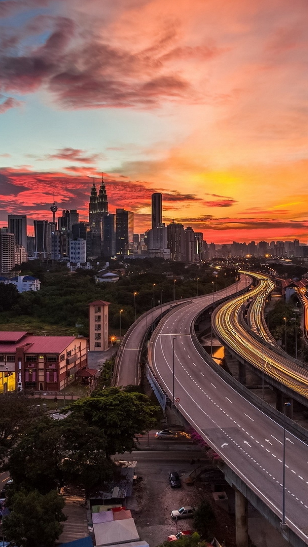 Stadt Mit Hochhäusern Bei Sonnenuntergang. Wallpaper in 1080x1920 Resolution