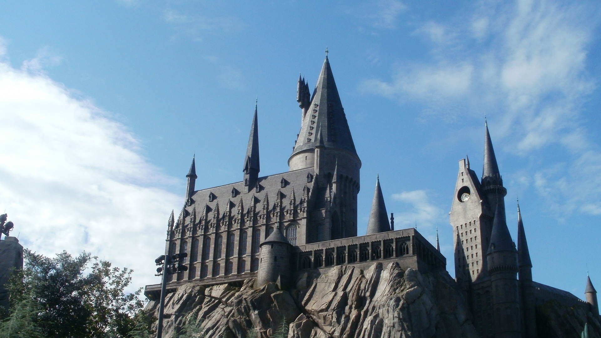 Castillo de Hormigón Marrón Cerca de Árboles Verdes Bajo un Cielo Azul Durante el Día. Wallpaper in 1920x1080 Resolution