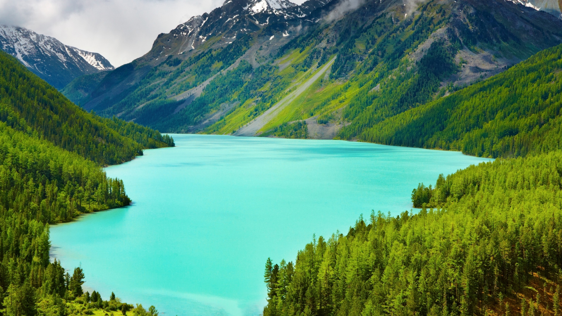 Montagnes Vertes Près du Lac Sous un Ciel Bleu Pendant la Journée. Wallpaper in 1920x1080 Resolution