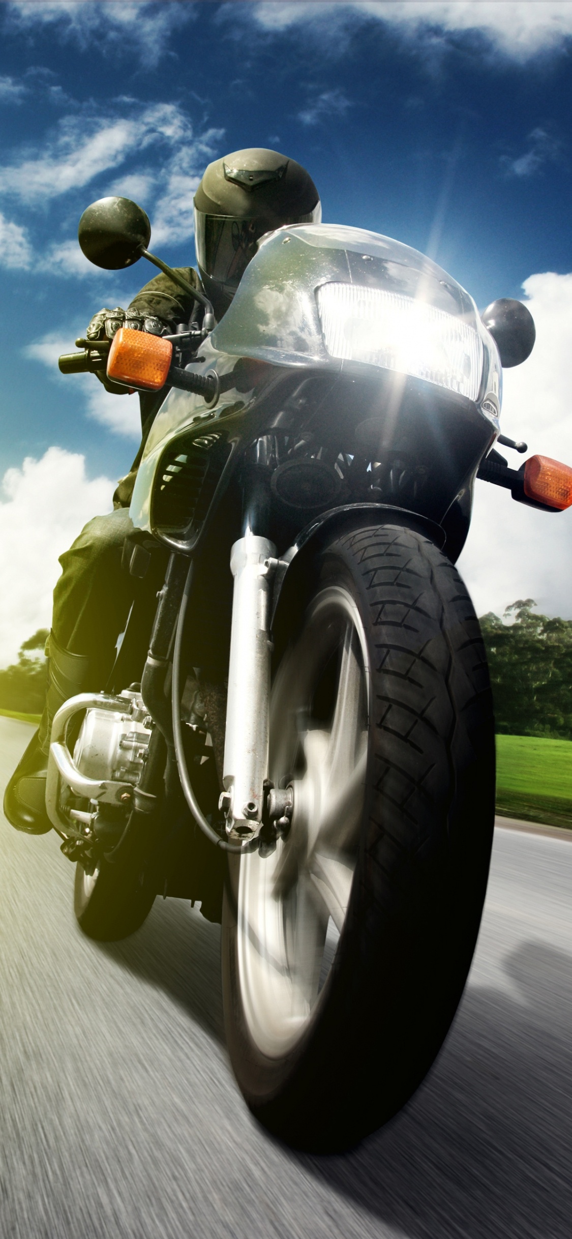 Hombre Con Casco Negro Montando en Motocicleta Verde en la Carretera Durante el Día. Wallpaper in 1125x2436 Resolution