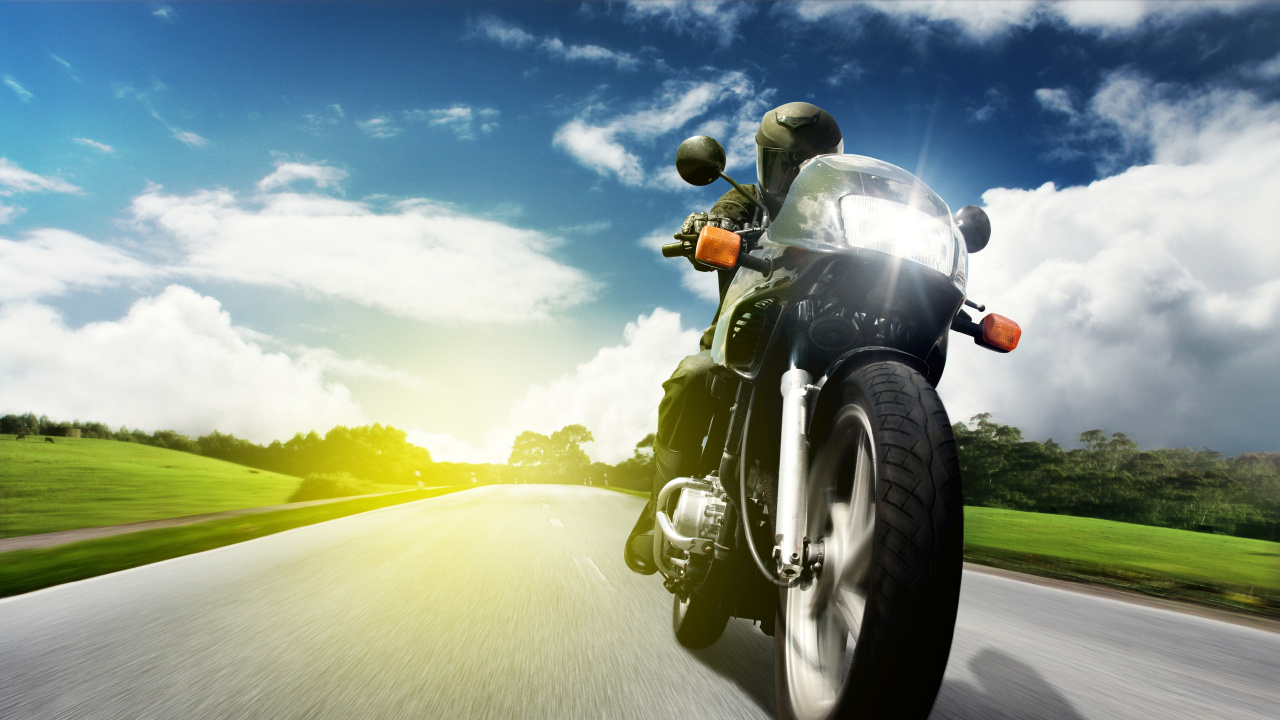 L'homme au Casque Noir Équitation Sur Moto Verte Sur Route Pendant la Journée. Wallpaper in 1280x720 Resolution