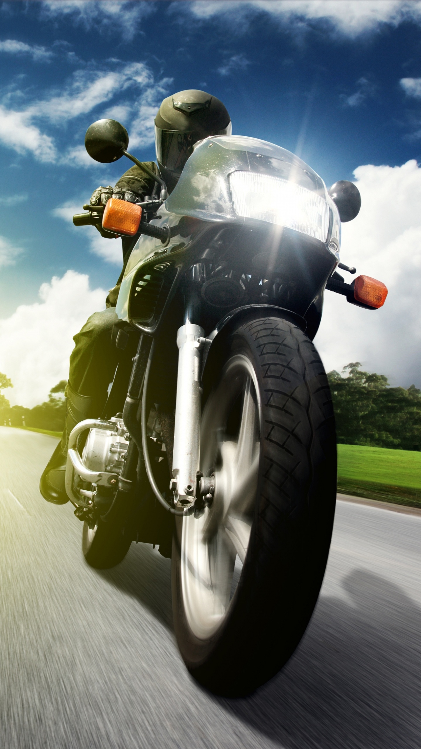 L'homme au Casque Noir Équitation Sur Moto Verte Sur Route Pendant la Journée. Wallpaper in 1440x2560 Resolution