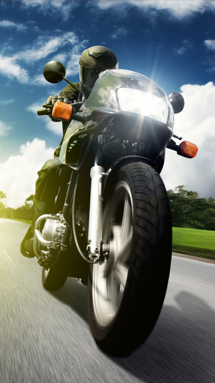 L'homme au Casque Noir Équitation Sur Moto Verte Sur Route Pendant la Journée. Wallpaper in 720x1280 Resolution