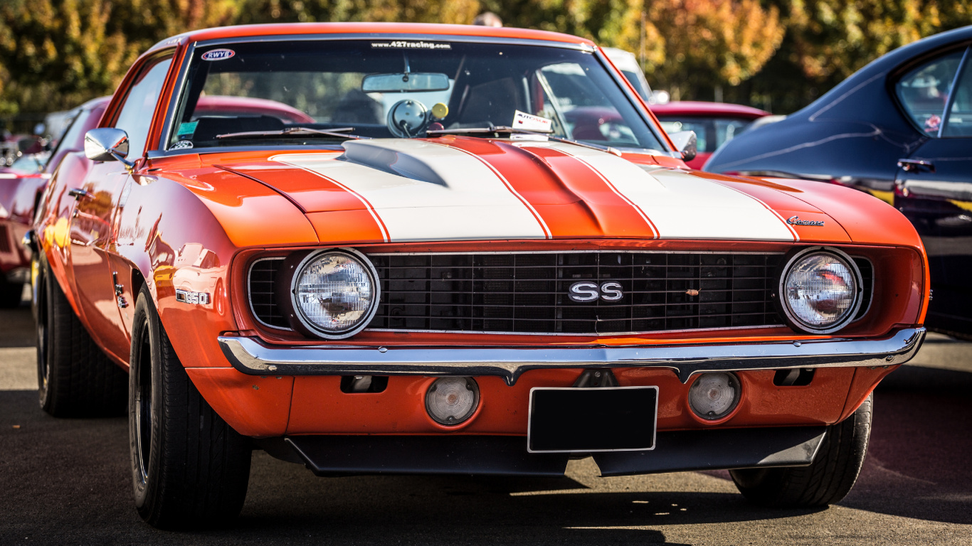 Roter Und Schwarzer Chevrolet-Camaro. Wallpaper in 1366x768 Resolution