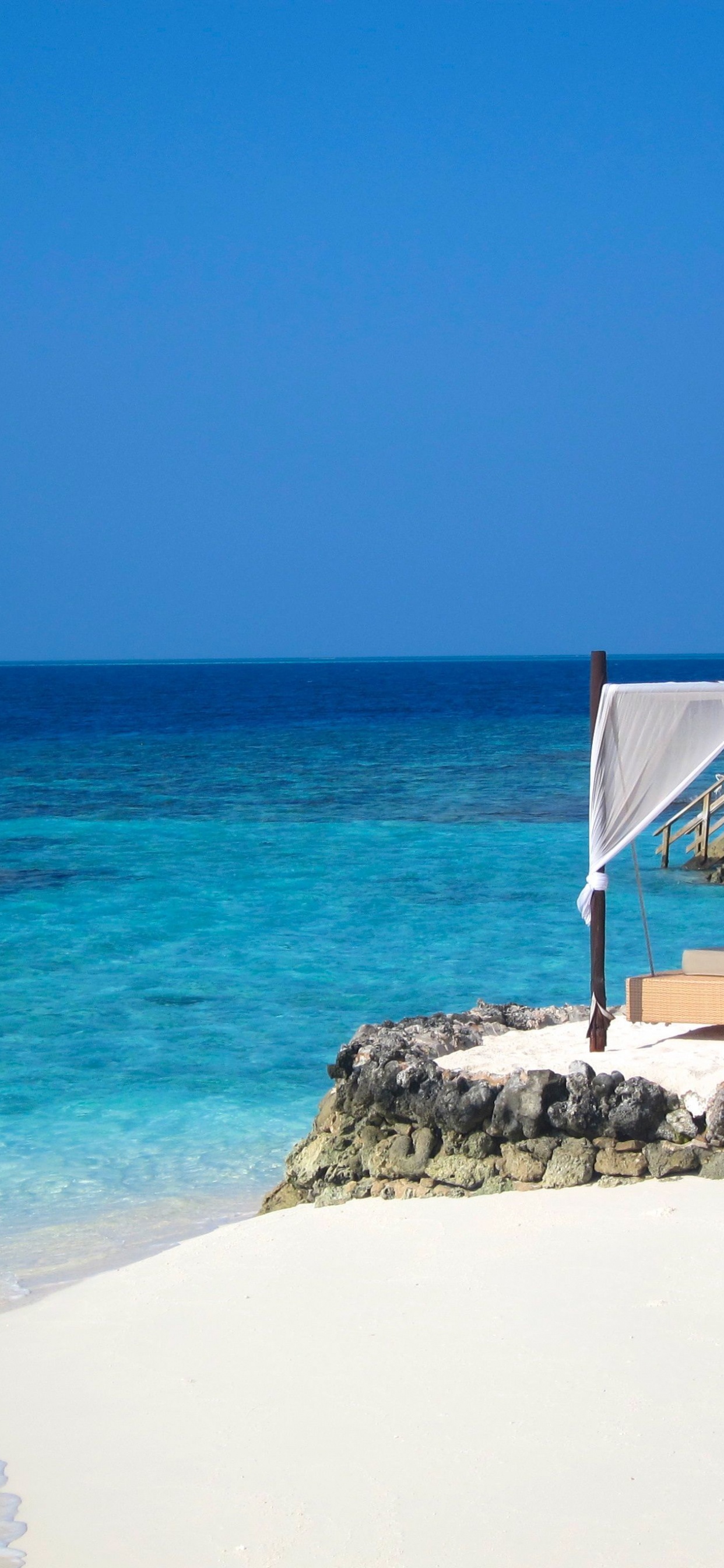 Gazebo Blanc et Gris Sur le Rivage Rocheux Gris Pendant la Journée. Wallpaper in 1242x2688 Resolution