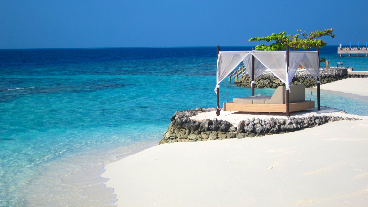 Gazebo Blanc et Gris Sur le Rivage Rocheux Gris Pendant la Journée. Wallpaper in 1280x720 Resolution