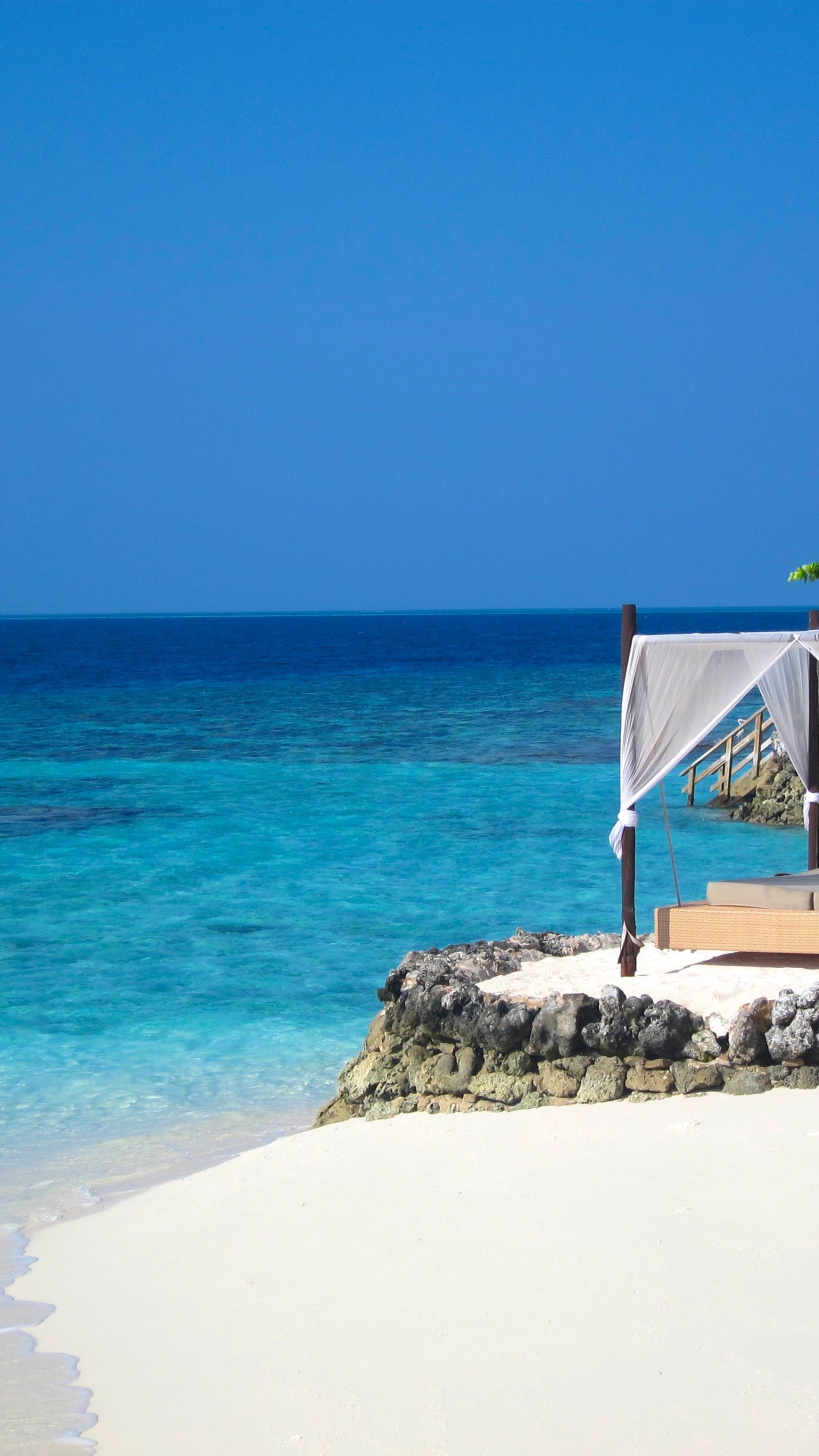 Gazebo Blanc et Gris Sur le Rivage Rocheux Gris Pendant la Journée. Wallpaper in 1440x2560 Resolution