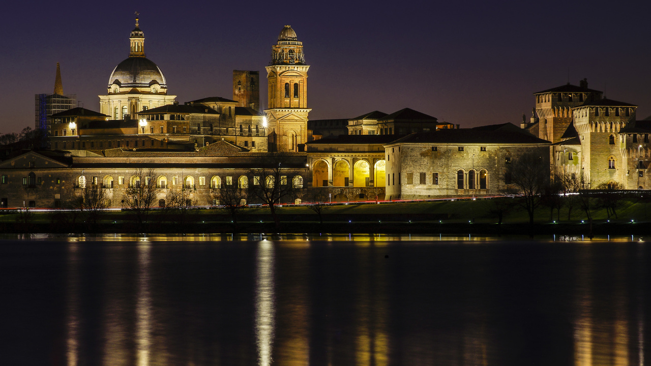 Weißes Betongebäude in Der Nähe Von Gewässern Während Der Nacht. Wallpaper in 1280x720 Resolution