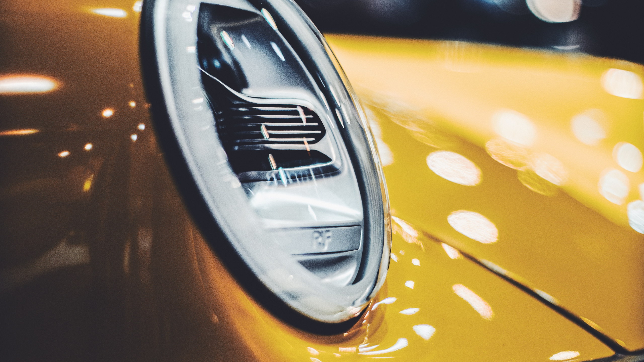 Coche Naranja y Plateado Con Lente de Cambio de Inclinación.. Wallpaper in 2560x1440 Resolution