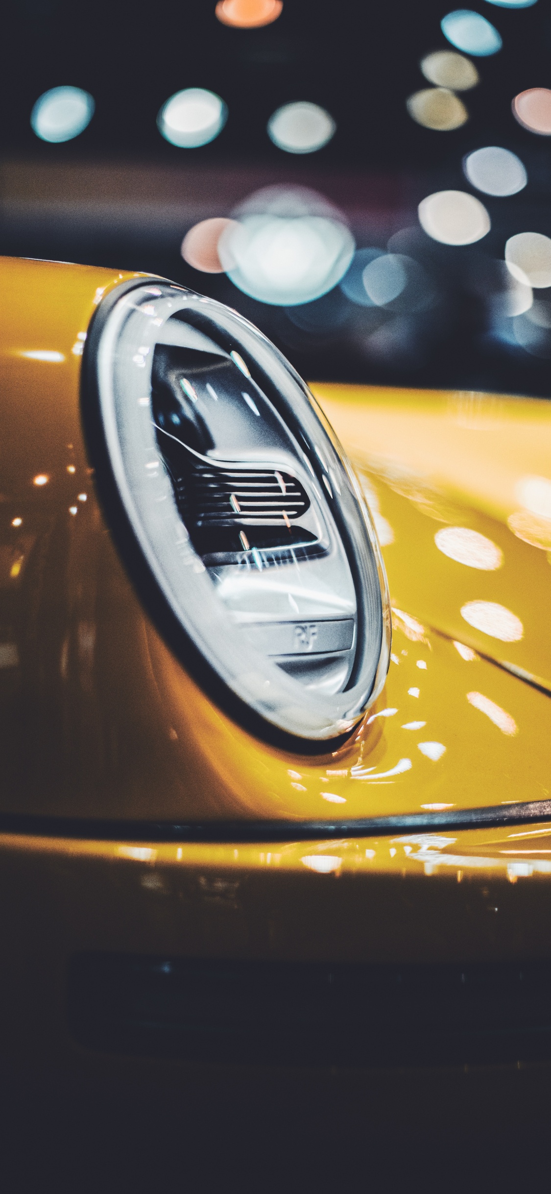 Voiture Orange et Argent Dans L'objectif à Basculement. Wallpaper in 1125x2436 Resolution