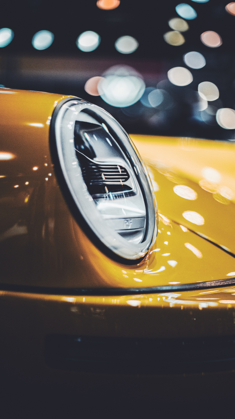 Voiture Orange et Argent Dans L'objectif à Basculement. Wallpaper in 750x1334 Resolution