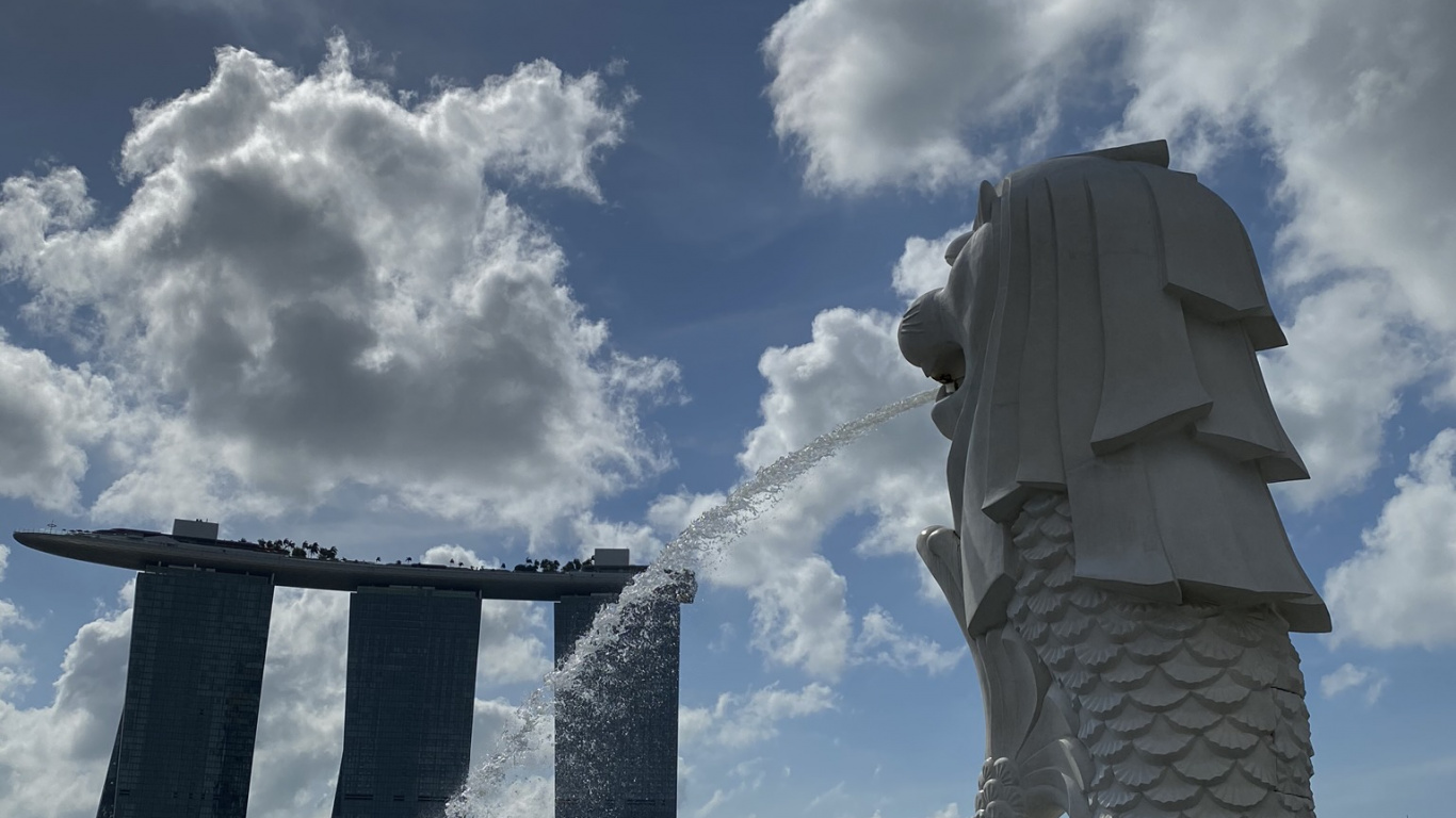 Singapur, Wasser, Flüssigkeit, Cloud, Wahrzeichen. Wallpaper in 1366x768 Resolution