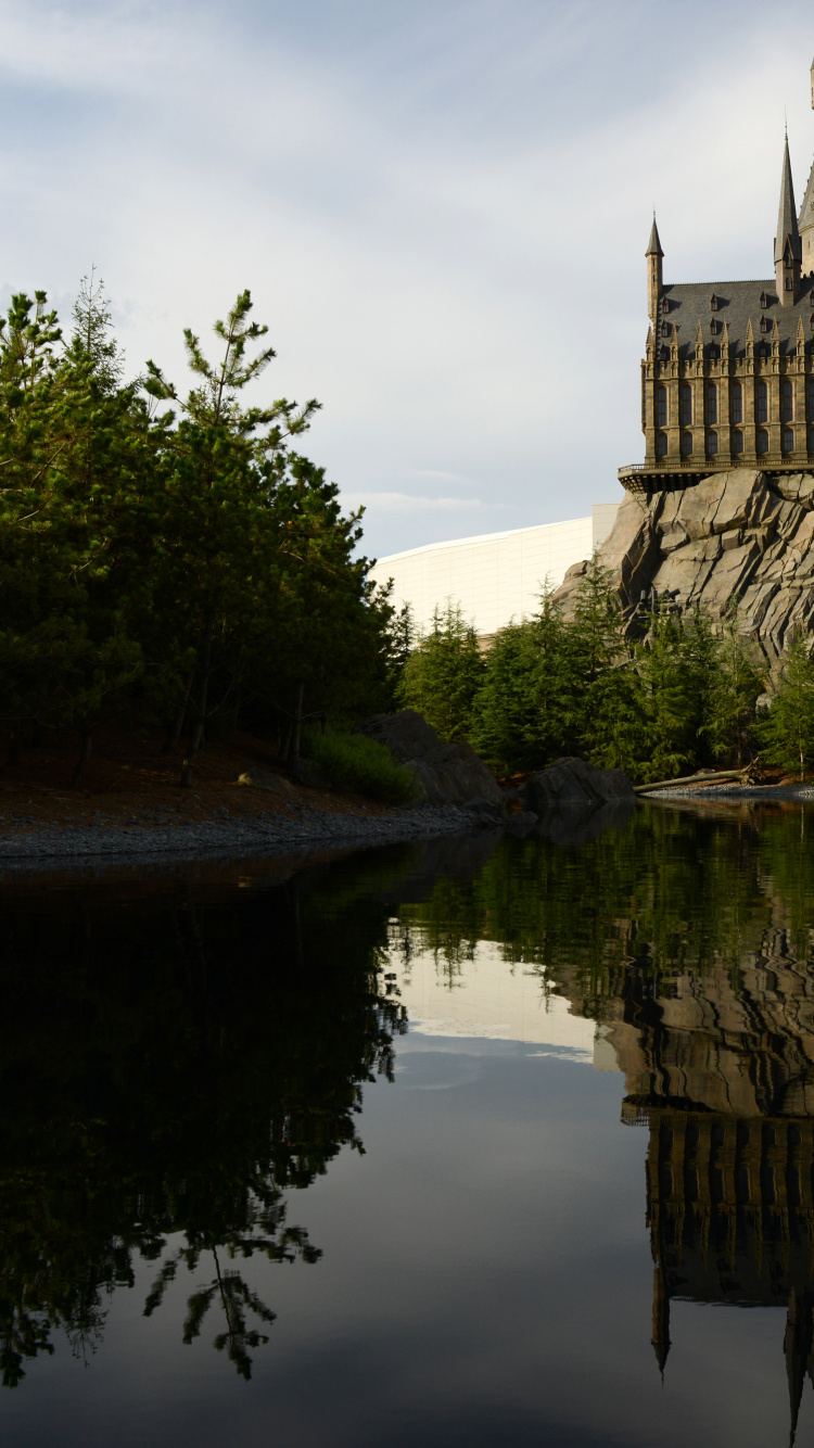 Braune Betonburg in Der Nähe Eines Gewässers Tagsüber. Wallpaper in 750x1334 Resolution