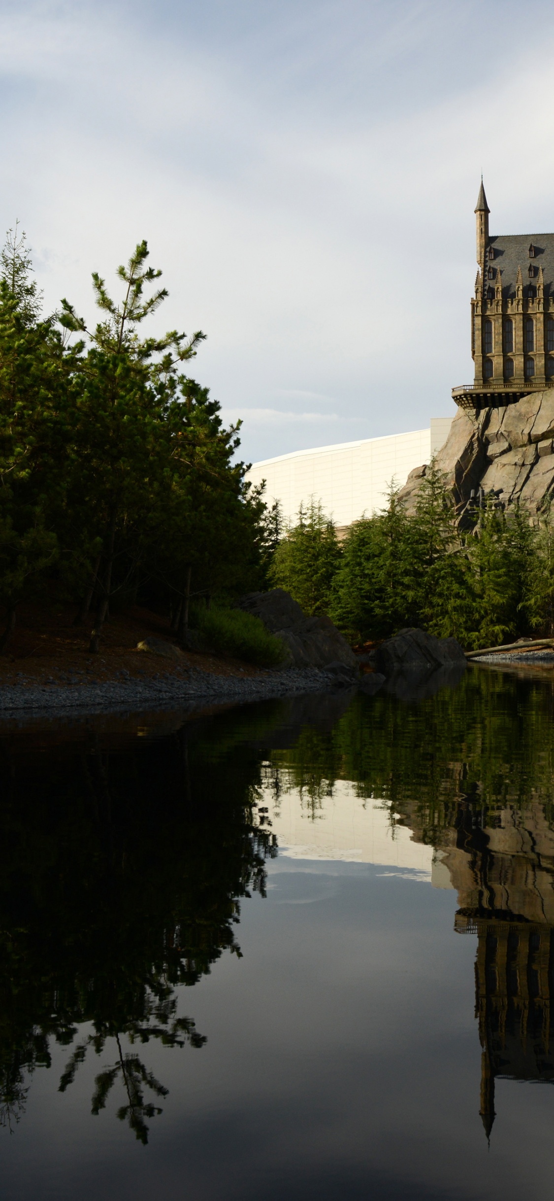 Château en Béton Brun Près D'un Plan D'eau Pendant la Journée. Wallpaper in 1125x2436 Resolution