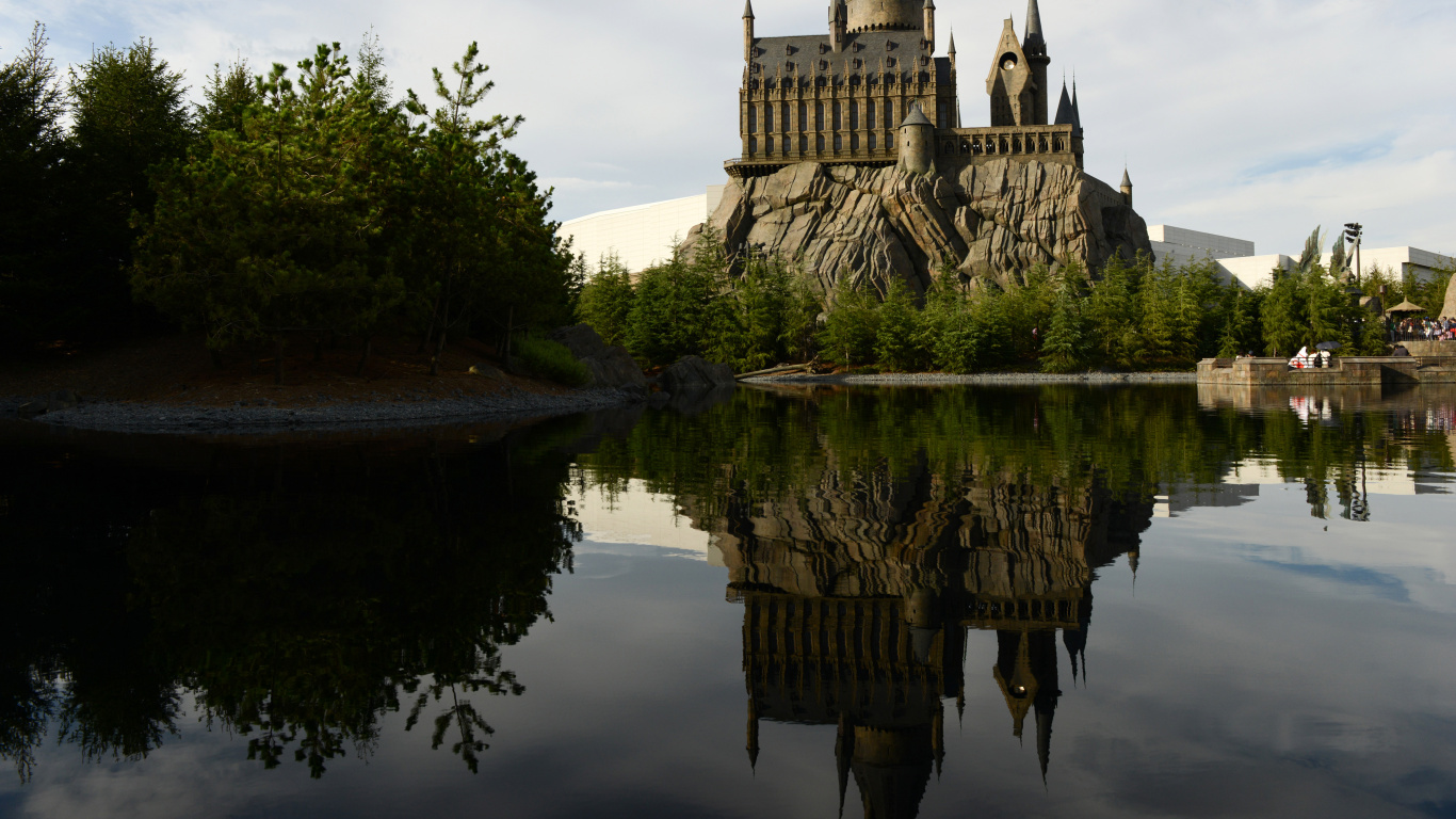Castillo de Hormigón Marrón Cerca Del Cuerpo de Agua Durante el Día. Wallpaper in 1366x768 Resolution