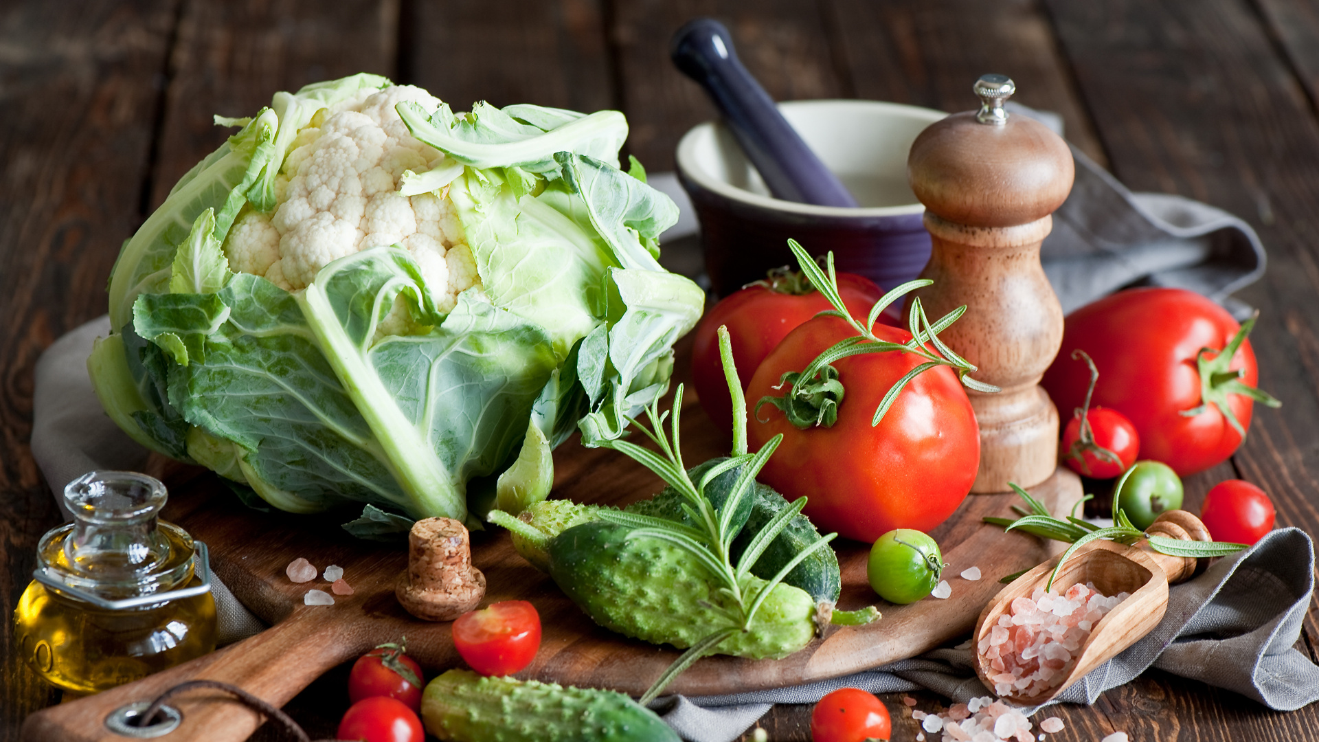 Red Tomato Beside Green Vegetable and White Garlic. Wallpaper in 1920x1080 Resolution