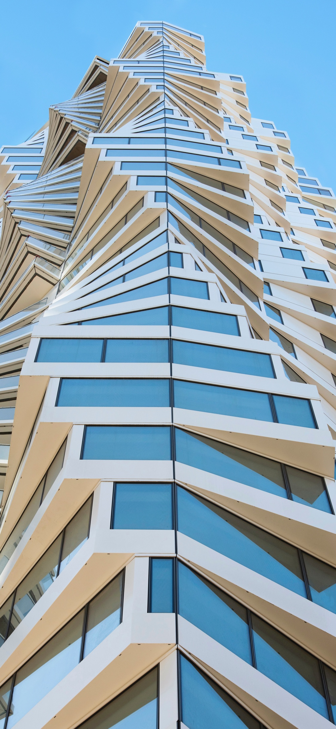 Edificio de Hormigón Blanco Durante el Día. Wallpaper in 1125x2436 Resolution