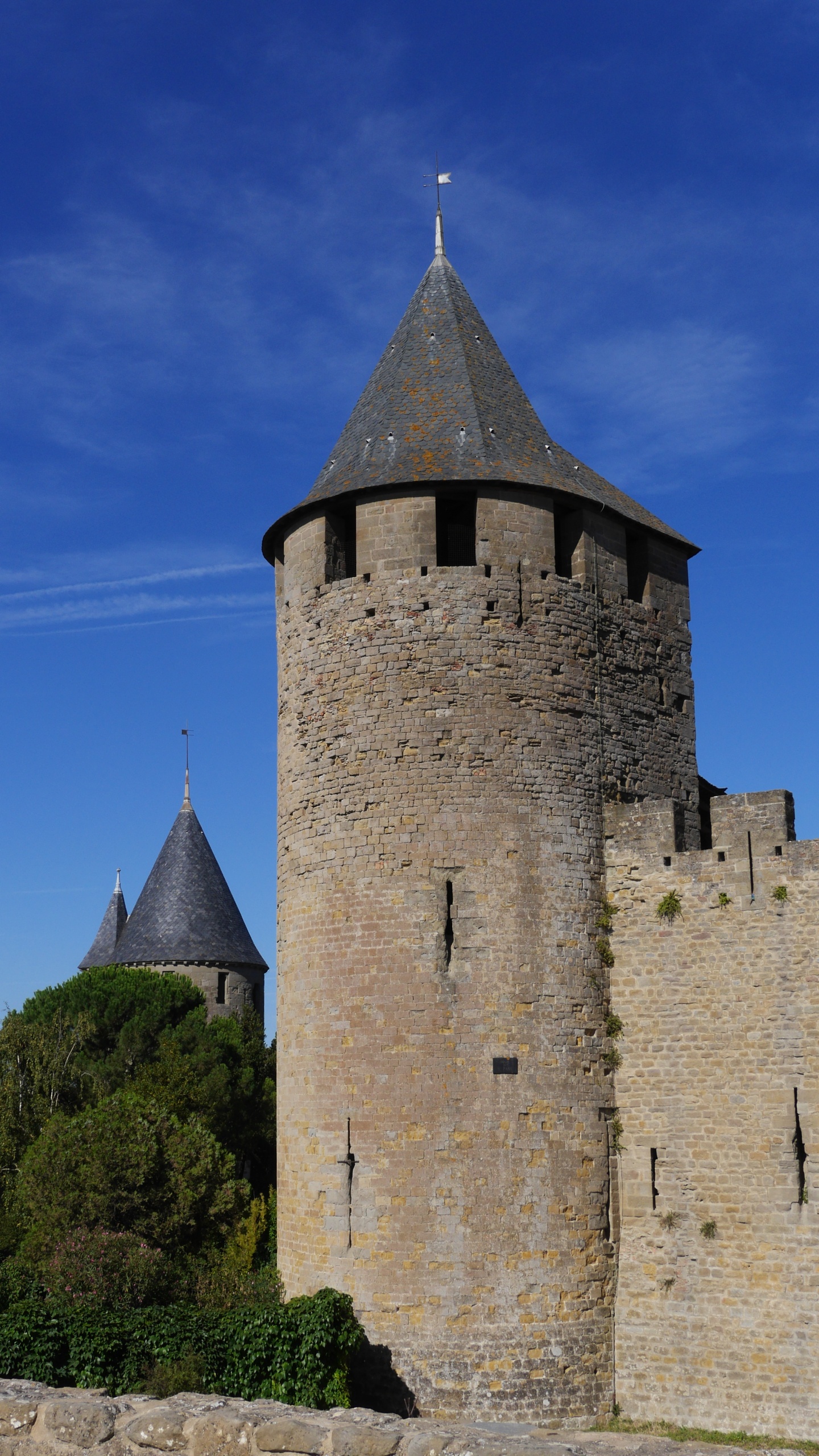 Graues Betongebäude Unter Blauem Himmel Tagsüber. Wallpaper in 1440x2560 Resolution