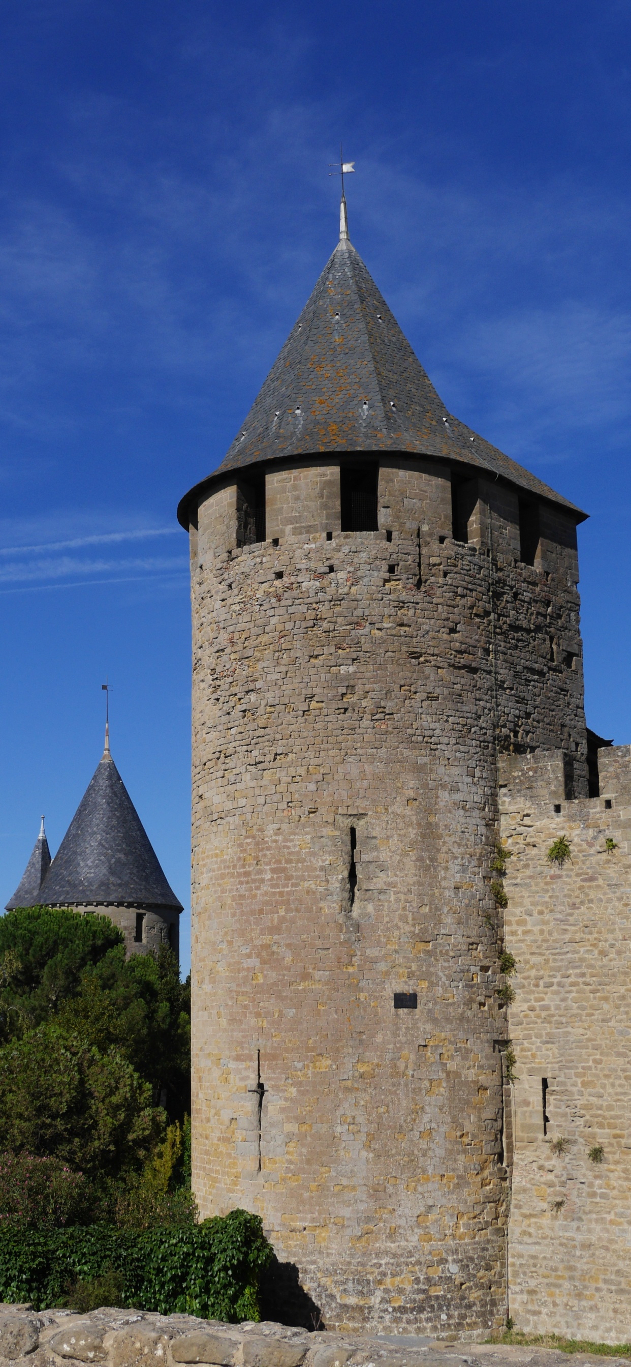 Bâtiment en Béton Gris Sous Ciel Bleu Pendant la Journée. Wallpaper in 1242x2688 Resolution
