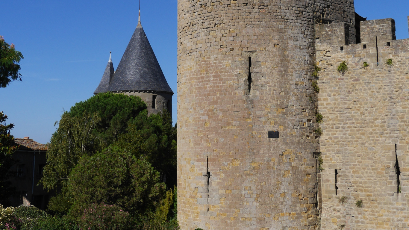 Bâtiment en Béton Gris Sous Ciel Bleu Pendant la Journée. Wallpaper in 1366x768 Resolution