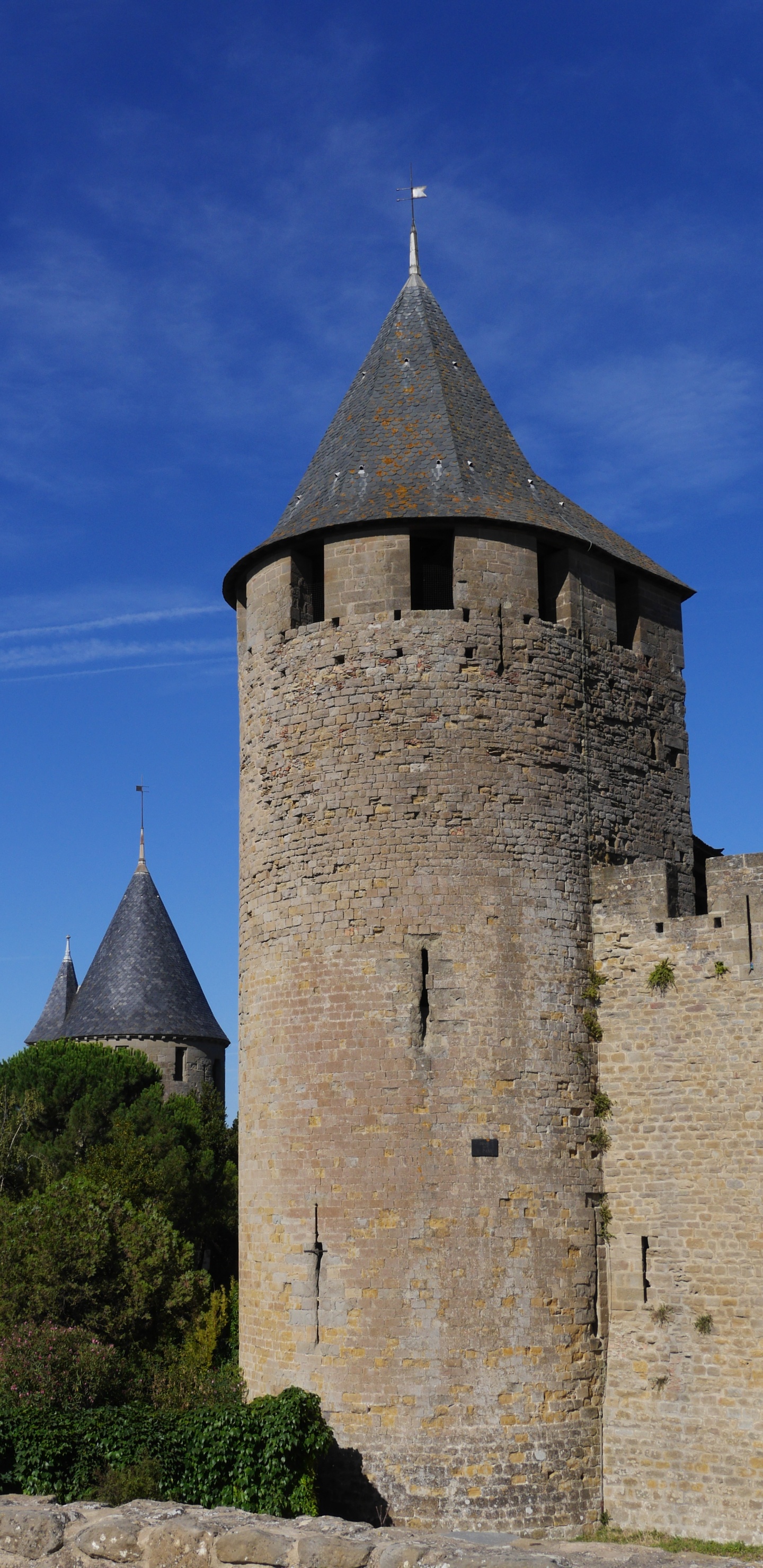 Bâtiment en Béton Gris Sous Ciel Bleu Pendant la Journée. Wallpaper in 1440x2960 Resolution