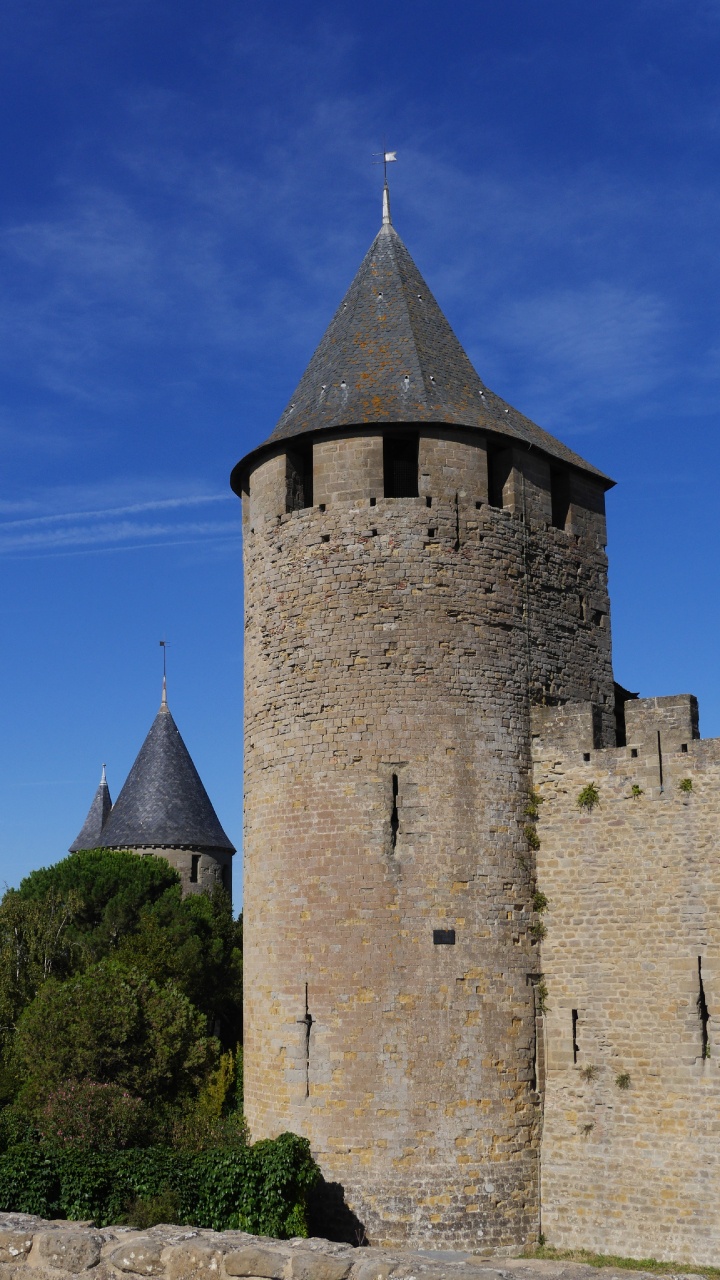 Bâtiment en Béton Gris Sous Ciel Bleu Pendant la Journée. Wallpaper in 720x1280 Resolution