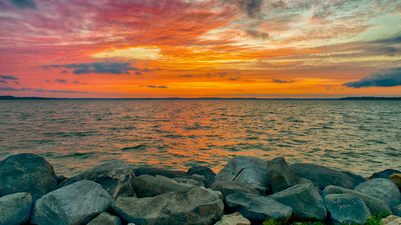 Roches Grises au Bord de la Mer Pendant le Coucher du Soleil. Wallpaper in 1280x720 Resolution