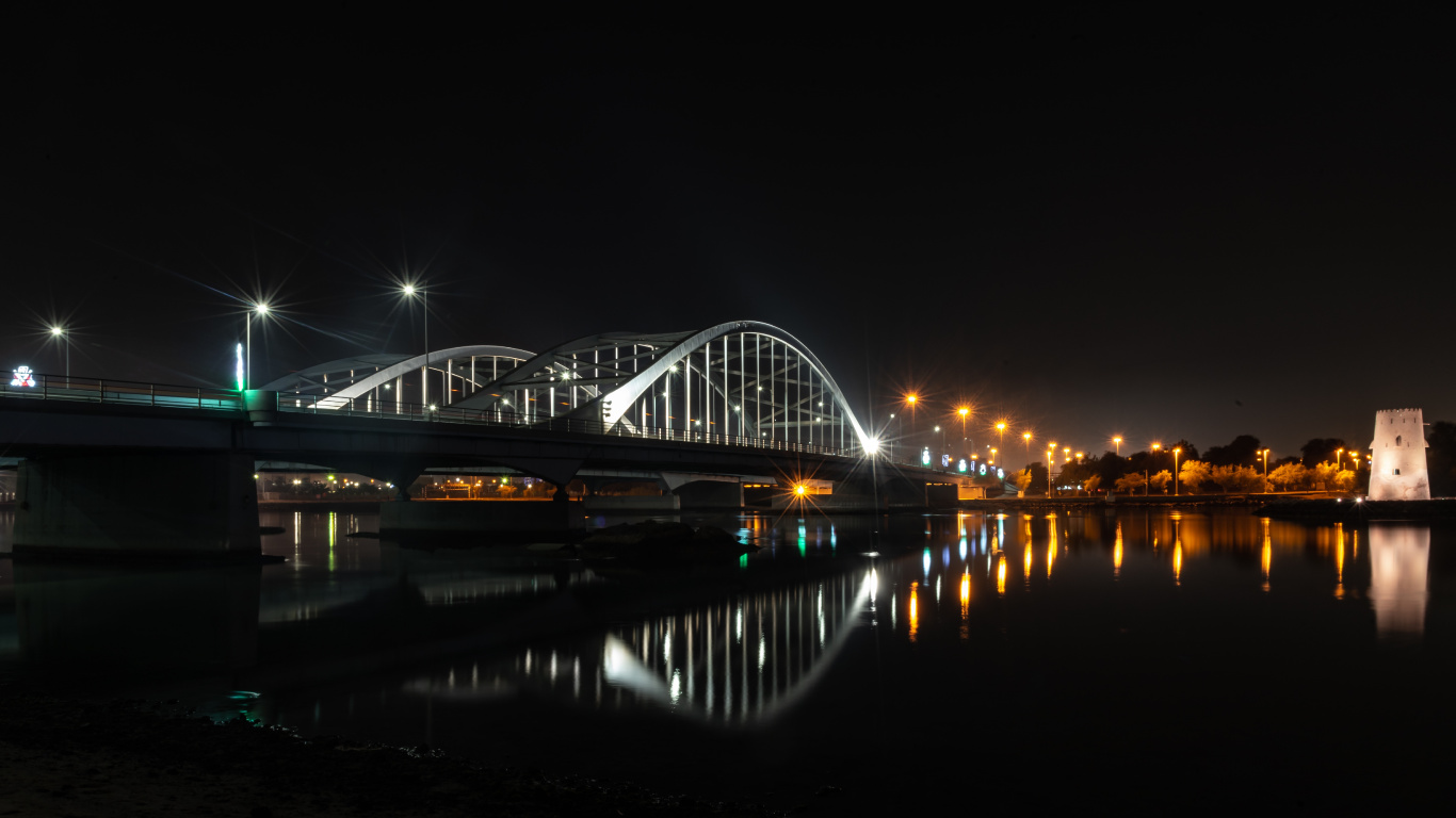 Brücke Über Wasser Während Der Nacht Night. Wallpaper in 1366x768 Resolution