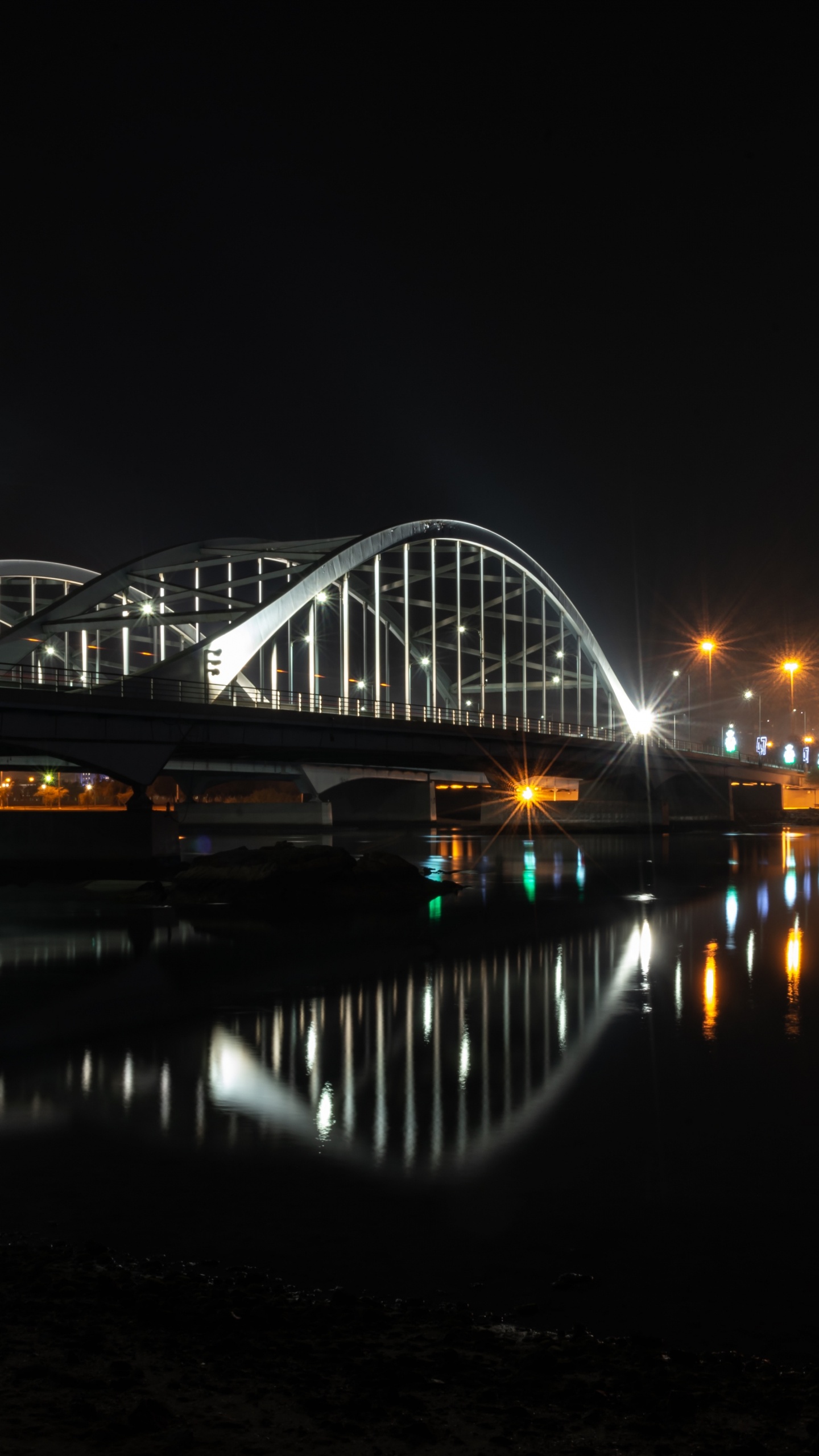 Brücke Über Wasser Während Der Nacht Night. Wallpaper in 1440x2560 Resolution