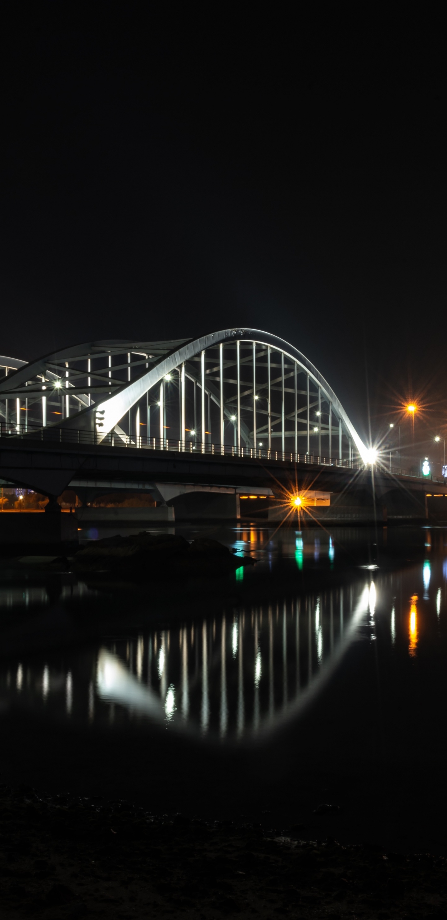 Pont Au-dessus de L'eau Pendant la Nuit. Wallpaper in 1440x2960 Resolution