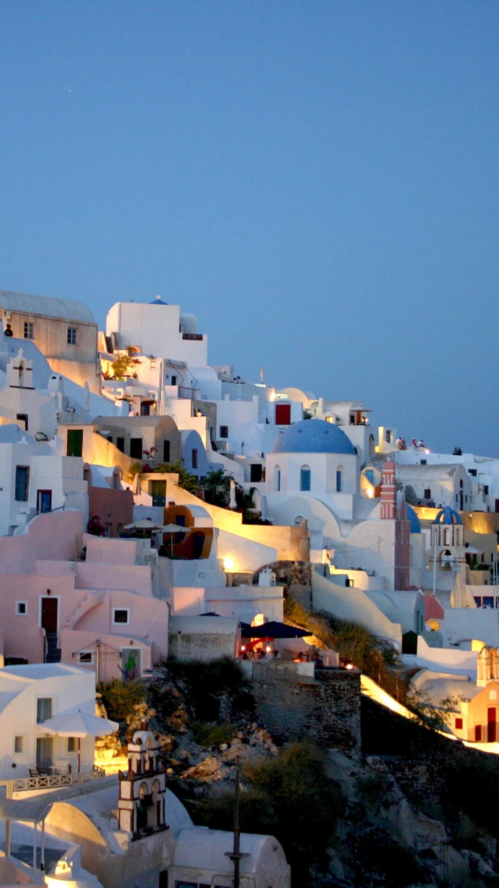 Weißes Betongebäude Auf Einem Hügel Tagsüber. Wallpaper in 720x1280 Resolution