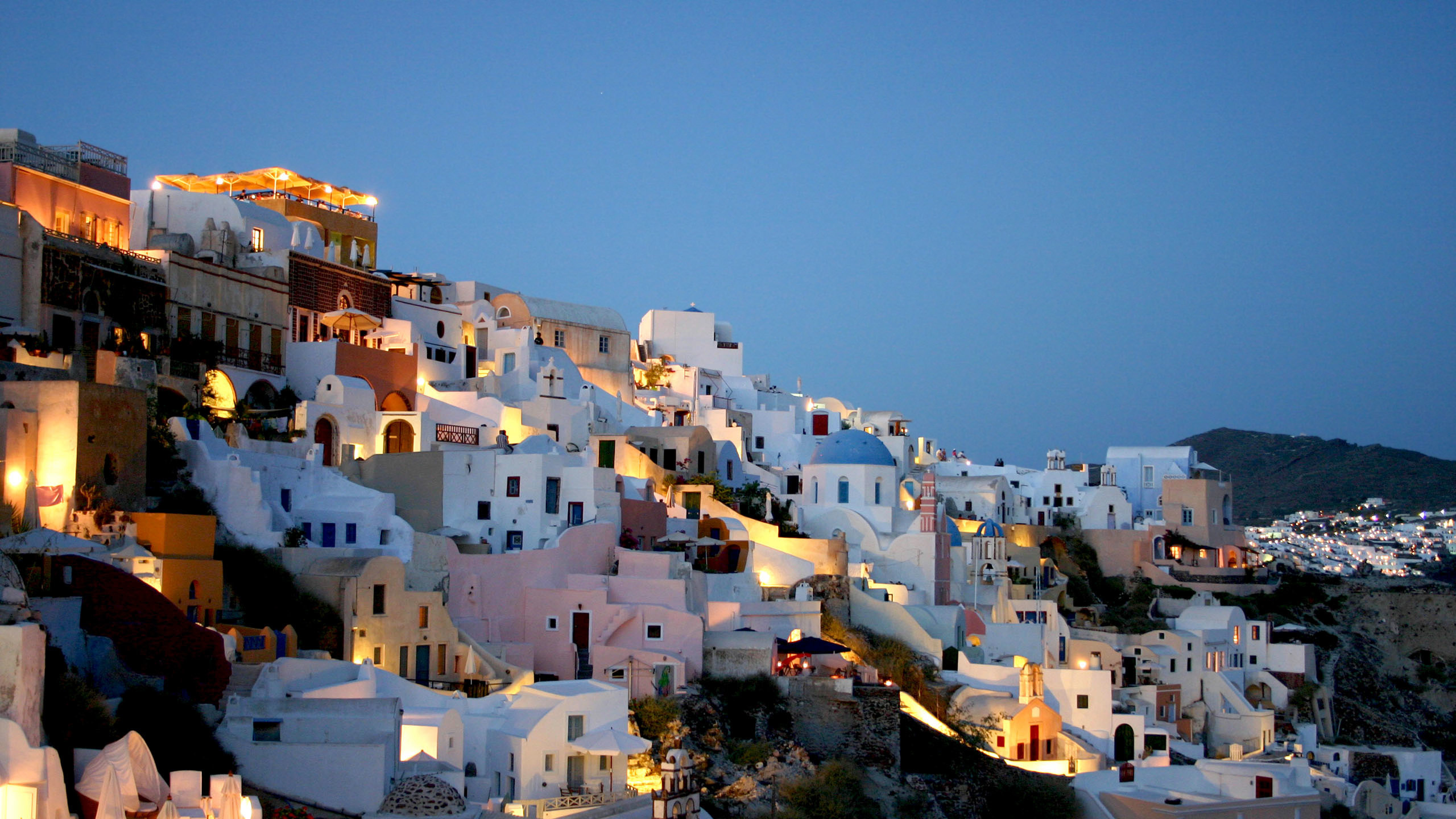 White Concrete Building on Hill During Daytime. Wallpaper in 2560x1440 Resolution