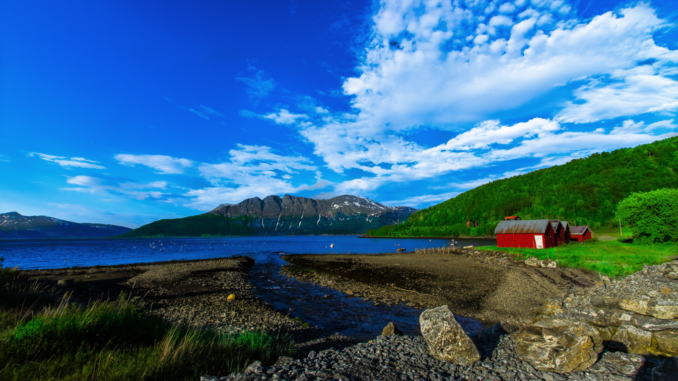 Red and White House Near Lake Under Blue Sky During Daytime. Wallpaper in 1366x768 Resolution