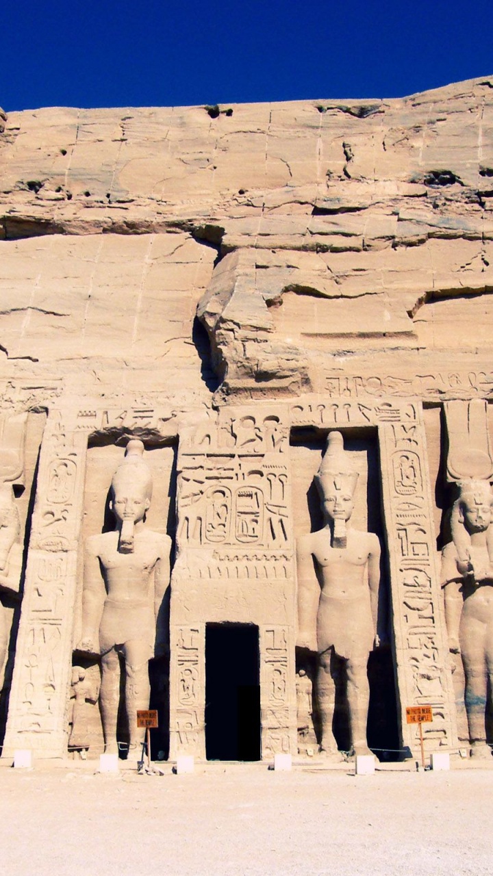 Bâtiment en Béton Brun Sous Ciel Bleu Pendant la Journée. Wallpaper in 720x1280 Resolution