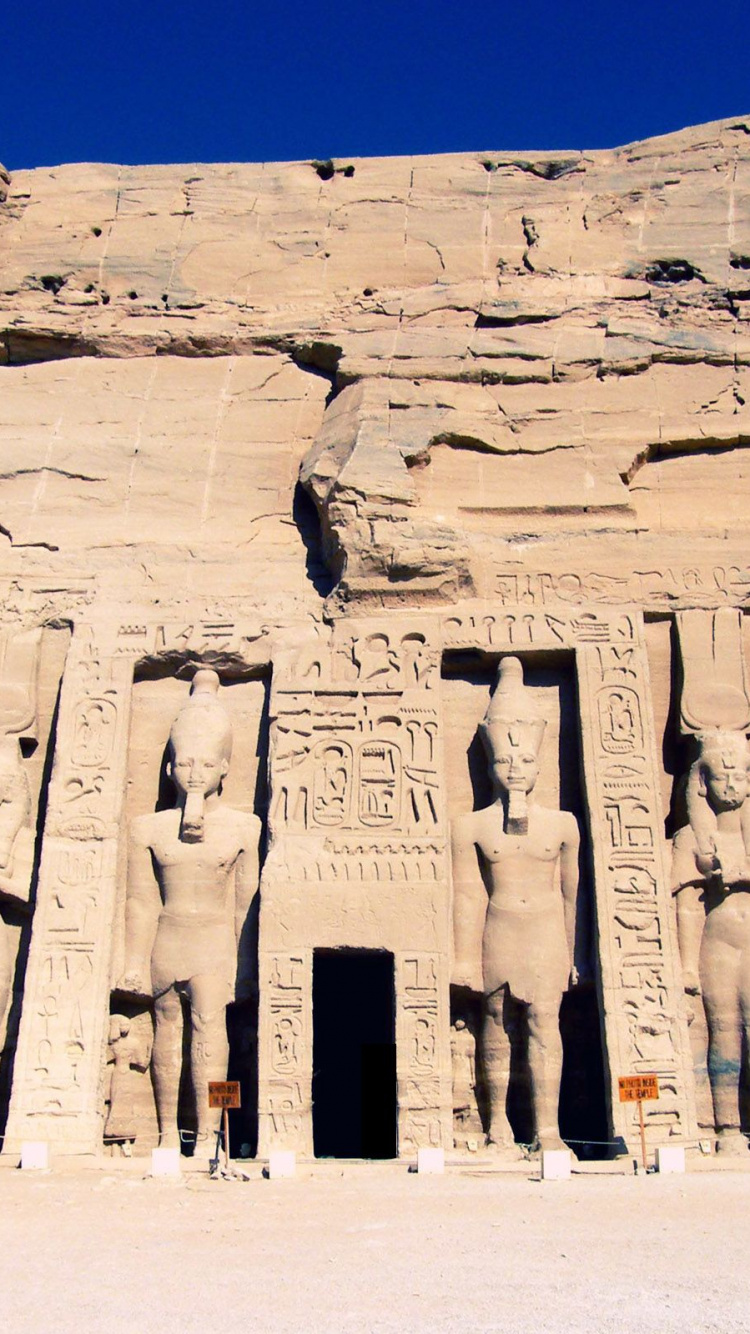 Edificio de Hormigón Marrón Bajo un Cielo Azul Durante el Día. Wallpaper in 750x1334 Resolution