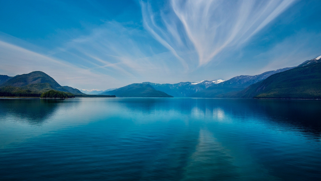 Blue Body of Water Near Mountain Under Blue Sky During Daytime. Wallpaper in 1280x720 Resolution