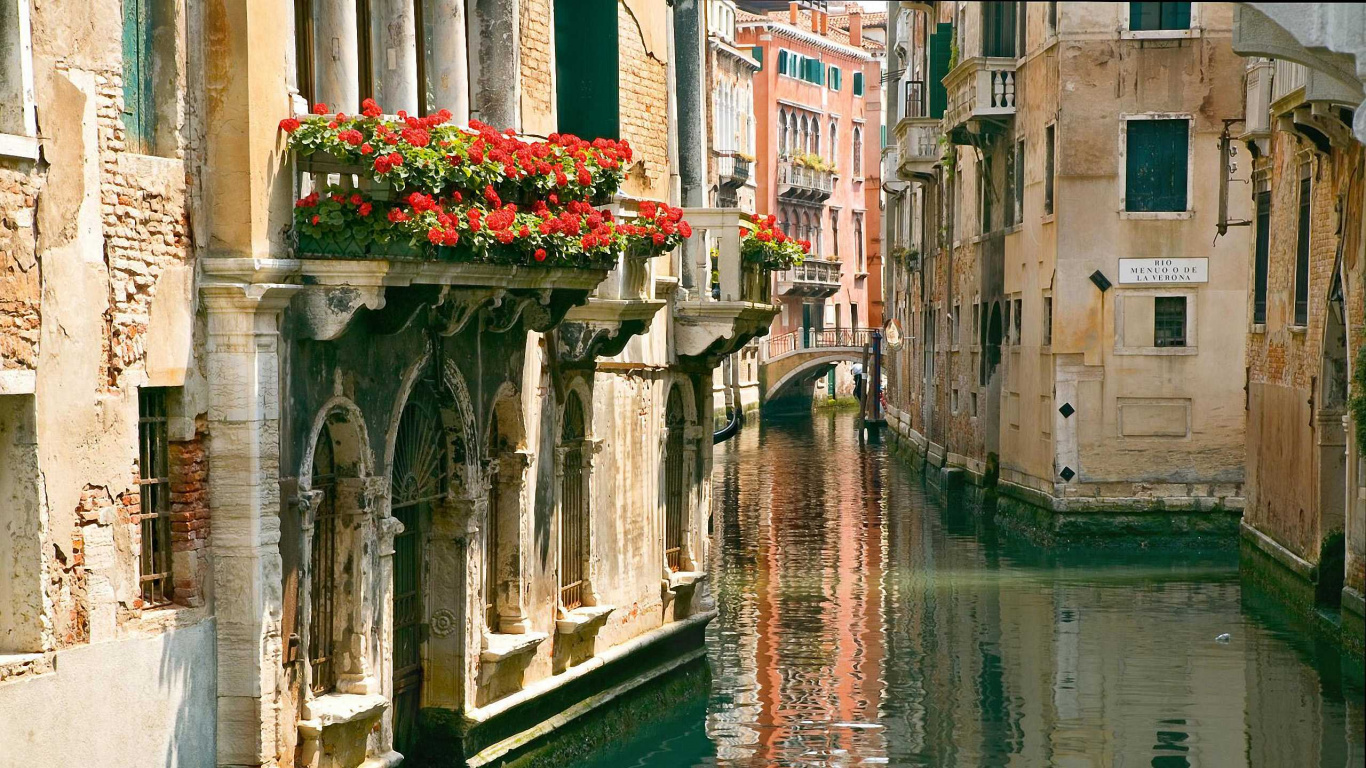 Edificio de Hormigón Blanco y Marrón Junto al Río Durante el Día. Wallpaper in 1366x768 Resolution