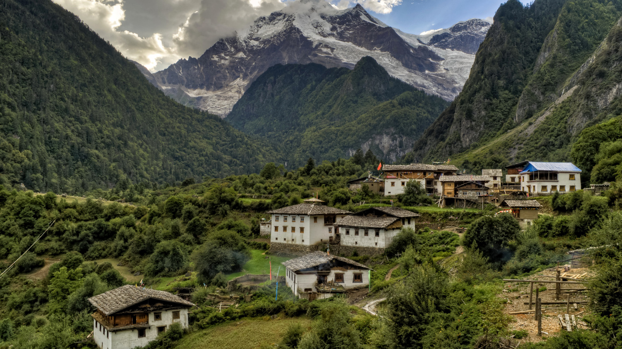 White and Brown Concrete Building Near Green Trees and Mountains During Daytime. Wallpaper in 1280x720 Resolution