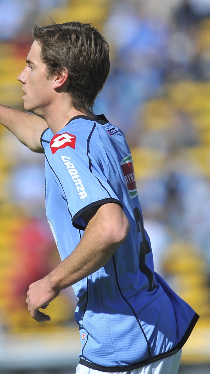 Junge im Blau-weißen Jersey-Hemd. Wallpaper in 720x1280 Resolution